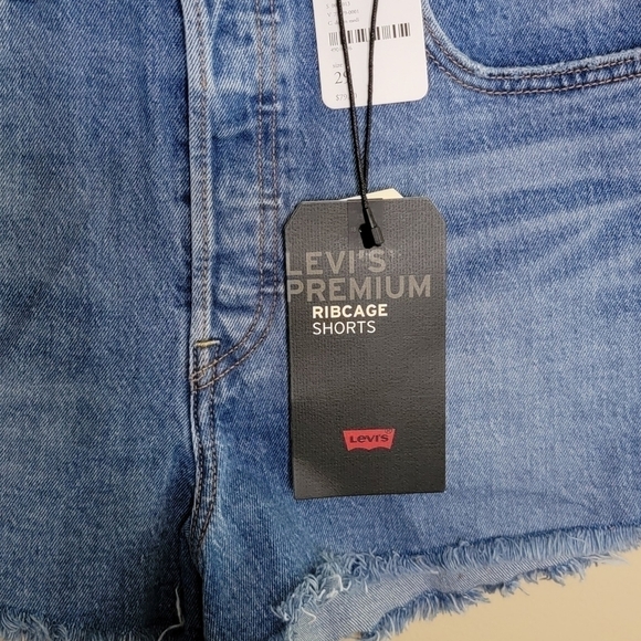 NWT Levi's | Super High Rise Frayed Hem Ribcage Shorts Size 29 - Picture 3 of 5